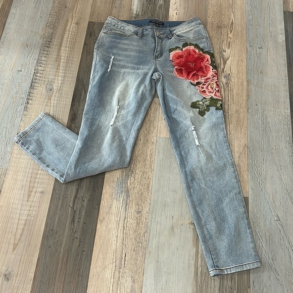 Juliette Red Crochet Flower Power distressed Jeans Size 2 Mid waist - Picture 1 of 11